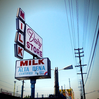 Illustration for article titled 12 Drool-Worthy Photos of Vintage Signs in the Valley